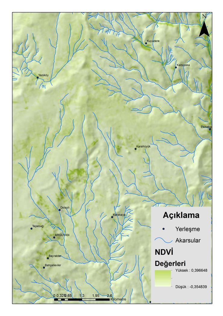121 Şekil 8: Arguvan ve çevresinin (Malatya) NDVI haritası NDVI parametresinin göreceli ağırlık değeri başka bir ifade ile heyelan duyarlılığına etkisi % 18,44 olarak hesaplanmıştır (Tablo 3).