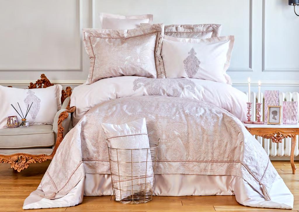 AALESSIA rose gold Nakışlı Saten Nevresim Takımı ve Yatak Örtüsü Seti Nakış detaylar ve geleneksel desenlerle harmanlanan Alessia, soft renk alternatifleriyle yatak odalarına göz alıcı bir sadelik
