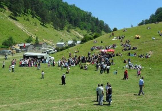 Rekreasyon insanı sosyalleştirir: Daha çok gurupsal olarak gerçekleştirilen rekreatif faaliyetler, insanın sosyal ilişkiler kurmasında ve geliştirmesinde büyük rol oynar.