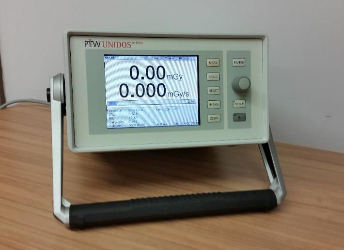 dozimetredir (Şekil 3.9). Mikroişlemci kontrollü bu elektrometre, radyoterapide doz ve doz hızı ölçmek için kullanılmaktadır.