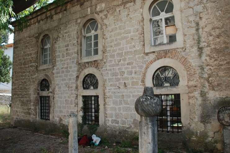 İncelememize konu olan, Bosna nın Mostar şehrindeki Kethüda Camisi Haziresi ndeki mezar taşlarıdır. Hazirede 17 taş tespit ettik.