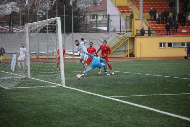 1993 Doğumlu genç oyuncu orta sahada iki yönlü