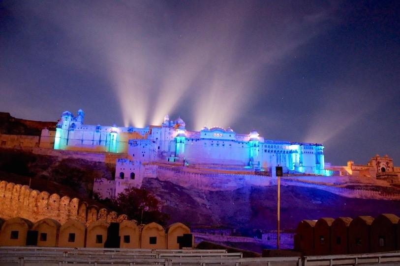 Ardından Jantar Mantar, Hawa Mahal i ziyaret edeceğiz. Alışveriş için ziyaret edeceğimiz pazar sonrası bir kumaş boyama atölyesine gideceğiz.