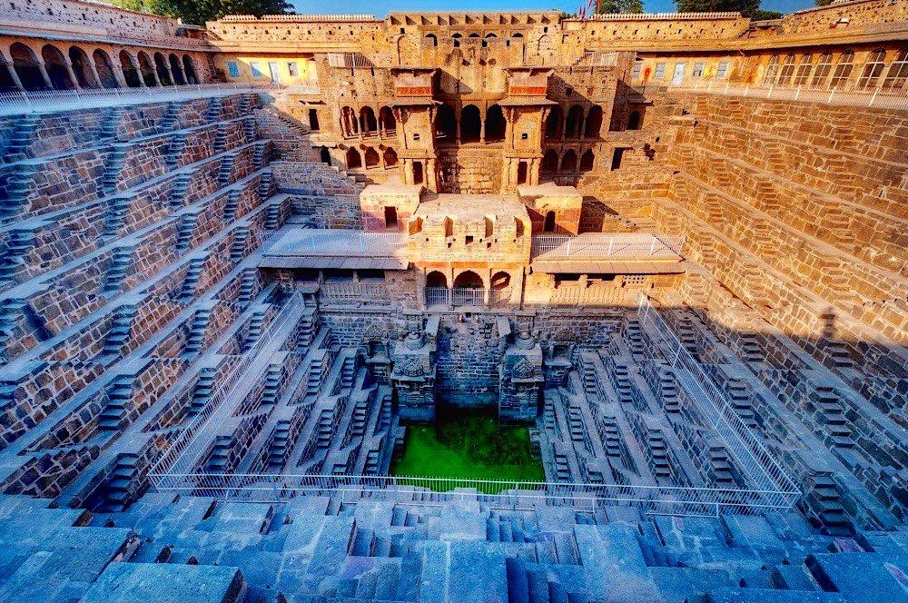 4. GÜN 12 Şubat 2018 JAIPUR > CHAND BAORI KUYUSU > FATEHPUR SIKRI > AGRA Sarayımızda yapacağımız kahvaltının ardından pembe şehir Jaipur la vedalaşıyoruz ve Agra ya doğru yola çıkıyoruz.