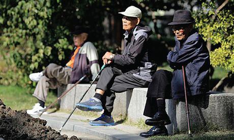 Yaşlılık, beraberinde kişinin toplum içinde etkili rollerini ve fonksiyonlarını kaybetmesine de neden olmaktadır.