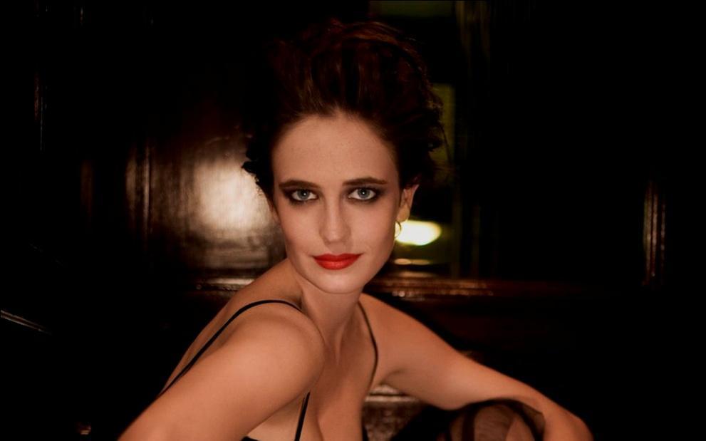 11 EVA GREEN Eva Qrin 5 iyul 1980-cı ildə Parisdə anadan olub. Atası Valter Qrin stomotoloq, anası Marlen Jober isə məşhur aktirsa, o cümlədən uşaq ədəbiyyatı ilə məğul olub.