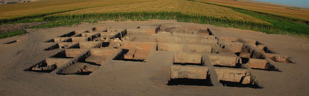 Nitekim Gusir Höyük, Körtiktepe, Çayönü, Hasan Keyf Höyük, Hallan Çemi ve Filistin deki Eriha gibi erken dönem Yenitaş Devri yerleşimlerin ilk katmanlarını yuvarlak planlı meskenler oluşturmuştur.