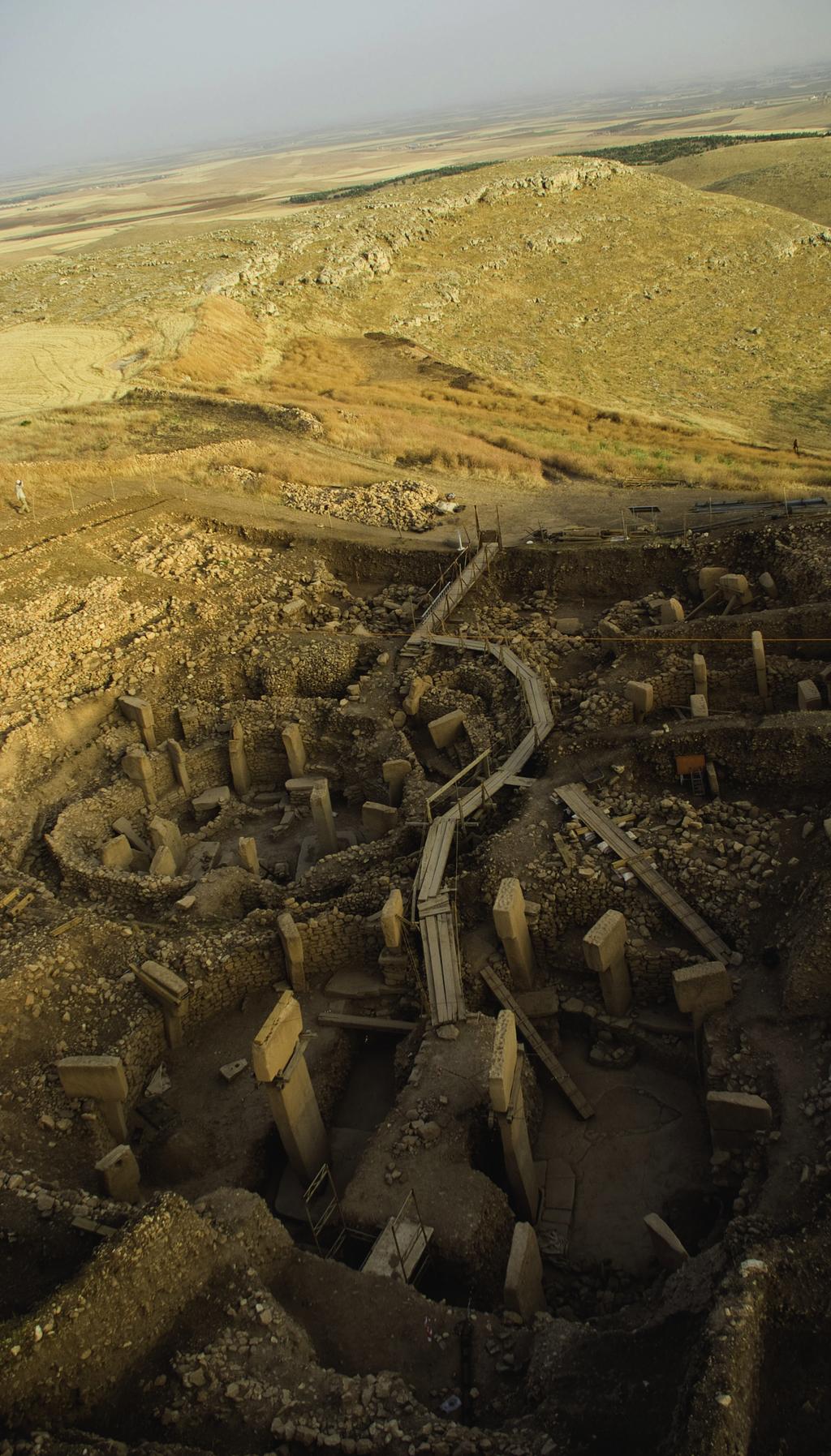 Dünyanın En Eski ve En Büyük Tapınma Alanı: Göbekli Tepe Anadolu coğrafyasında bulunan dikili T taşlarla ilk kez Urfa yakınlarındaki Nevali Çori de karşılaşıldı.
