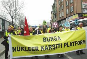 Sabah saatlerinden itibaren Tepe Natiulus önünde toplanmaya başlayan nükleer enerji karşıtları, Kadıköy Meydanı na yürüdüler.