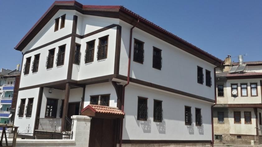 b) Sivas YDO Hizmet Binası Sivas Yatırım Destek Ofisi (YDO) olarak kullanılmak üzere tarihi eser statüsünde olan Hubiyar Korucu Konağı restore edilmek üzere 2010 yılı içerisinde satın alınmıştır.