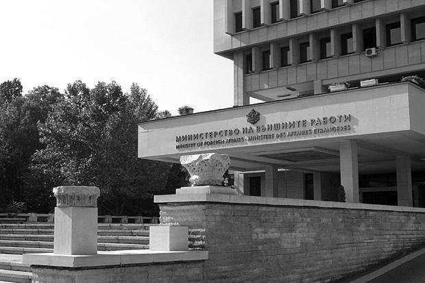 7 18 Mayıs 2011 Sayfa 7 Hükümet, 13 ajan büyükelçiyi geri çekti Bulgaristan'ın eski komünist rejim için ajan olarak hizmet etmiş 35 büyükelçinin 13'ünü geri çektiği bildirildi.