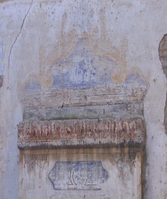 Rölöve raporunda da ayrıntılı olarak açıklandığı gibi minare kapının aksında ancak üst kotta yer alan kapının müezzin mahfiline açıldığı düşünülmektedir.