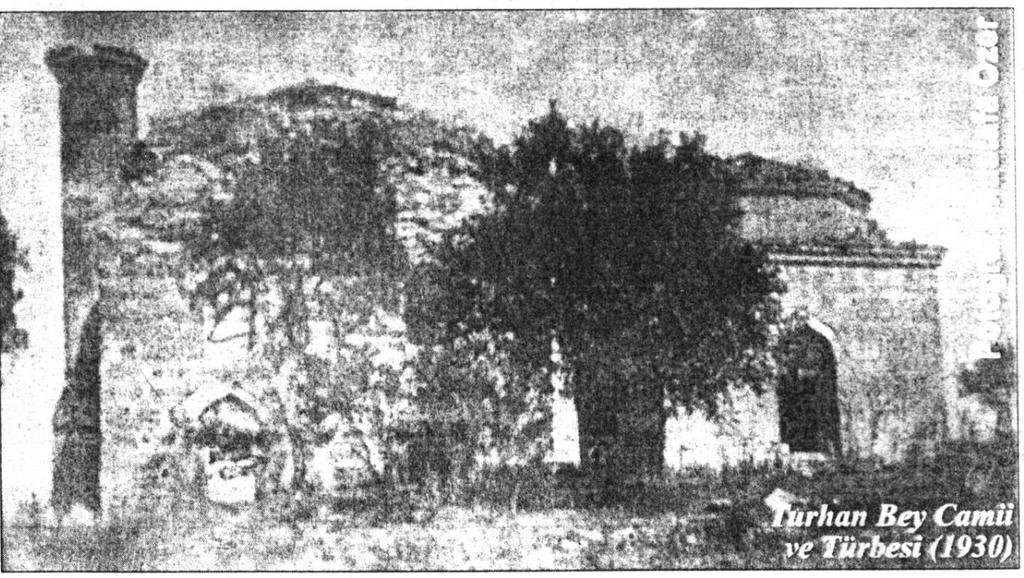 123 Şekil 7.67. Gazi Turhan Bey Camine ait arşiv fotoğrafları(1930) Kare planlı olan cami, tek kubbeyle örtülü harim ile bunun kuzeybatı köşesinde yer alan minaresiyle anıtsal bir görünümdedir.