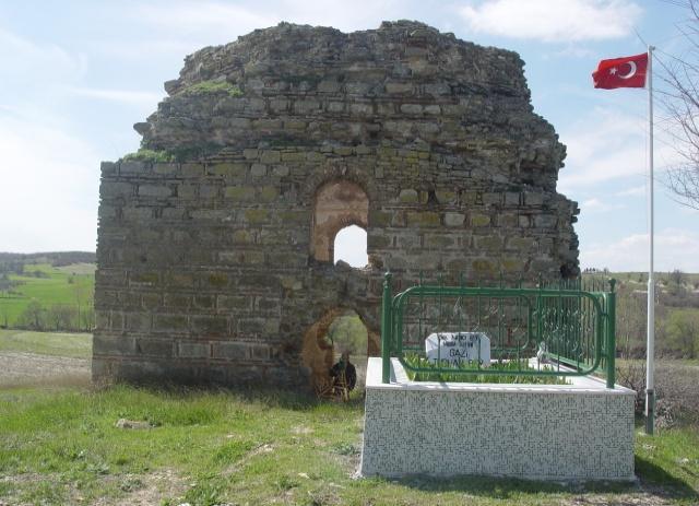 124 Onarım Öncesi Onarım Sonrası Şekil 7.68. Gazi Turhan Bey Caminin restorasyon öncesi ve sonrası fotoğrafları Edirne ili Uzunköprü ilçesi Kırkkavak Köyü nün hemen dışında yer alır.