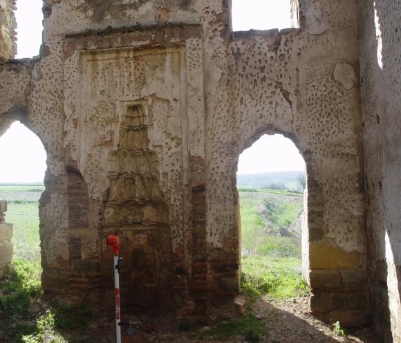 Gazi Turhan Bey Caminin restorasyon öncesi fotoğrafları (2008) Harem iç duvar ve kubbe yüzeylerinin sıvası, yer yer dökülmüştür.