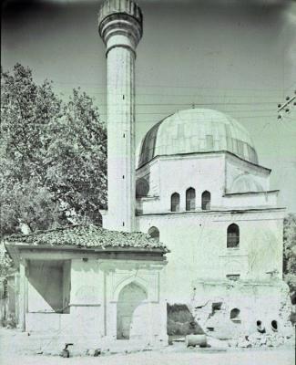 152 7.7. Ayşe Kadın Camii Eski İstanbul yolu üzerinde, Düz kaldırım caddesinde yer alan cami doğudan batıya doğru eğimli bir arazi üzerindedir. Batı tarafı yola cephelidir.