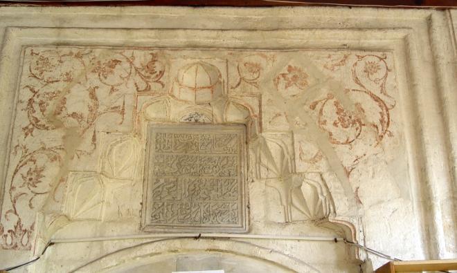 Son cemaatten harime geçişi sağlayan, basık kemerin hemen üzerinde dört satırlık Arapça kitabenin Türkçe çevirisinde 873 yılı muharrem ayının başında tamamlanan (yapıyı) Şehinşah Bayezit Han oğlu