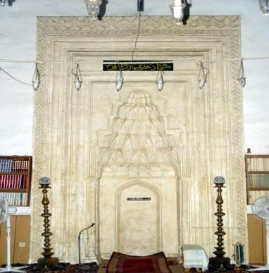 156 Şekil 7.101. Ayşe Kadın Caminin onarım öncesi fotoğrafları (2005) Alt saçak altında küçük kemerli bir bordür bulunmaktadır.
