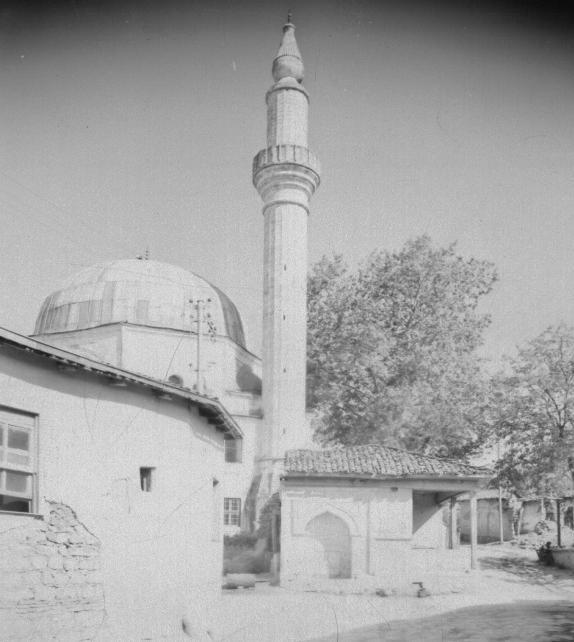 Ayşe Kadın Caminin 1955 ve 2011 yıllarına ait görünüşleri Ayşe Kadın Caminin harim kubbesi ile minaresinin 1752