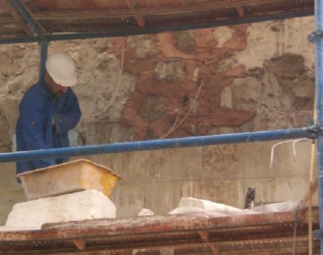 Edirne Ayşe Kadın Camisi ne ait yapı malzemeleri çeşitli boyutlarda tahrip olmuş, olmaya da devam etmektedir.