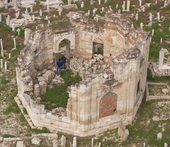 restitüsyon, restorasyon raporlarından alınmıştır. 15. yüzyılda yapılan türbe bakımsızlıktan dolayı büyük ölçüde yıkılmış olarak günümüze ulaşmıştır.