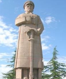 35 Resim 3.7. H. Atamulu, Kültür Parkı Atatürk Anıtı, taş, 13.5 m., 1969 Derinkuyu nun simgelerinden olan bu heykel, Nevşehir in Derinkuyu ilçesinde Kültür Parkı içersinde bulunmaktadır.
