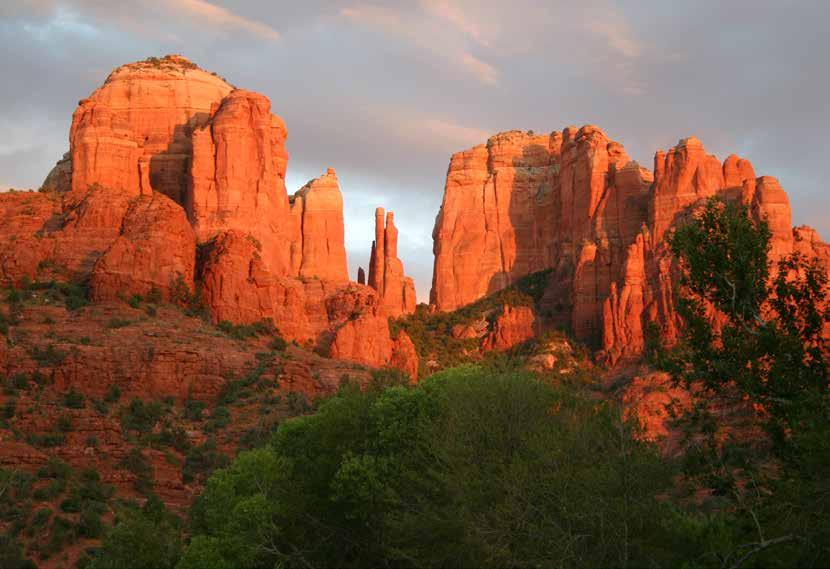 SEDONA ve VORTEKSLERİ Sedona, 1902 yılında yerleşim yeri haline gelmiştir ve adını da bundan sonra almıştır. Sedona, resmi kayıtların dışında, dünyanın yeniçağ başkenti olarak bilinmektedir.