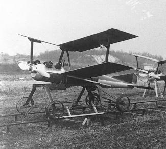 62 Şekil 15 Kettering Bug Hava Torpidosu İkinci Dünya Savaşı nın sonlarına doğru Almanlar uçaklardan bırakılan radyo kontrollü bombalarla büyük başarılar elde etmişlerdir.