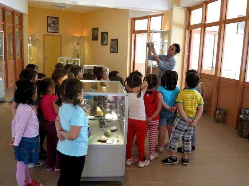 Müzeyi ziyaret eden ziyaretçilere müze gezimi sırasında konusunda