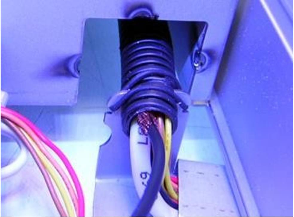 Bağlantı kablosunu açtığınız delikten geçirin ve ardından kabloları koruyucu siyah boruya kadar