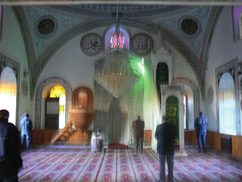 Resim 6. Camii İç Mekanı, Mihrap ve Minber görünüşü ((Kurak Açıcı, 2010).