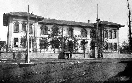 1961 yılında Kız Sanat Enstitüsü nün kendi binasına taģınması ile Karma da bulunan öğretmen ve öğrenciler kendi binalarına geçmiģlerdir.