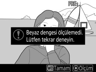 L ekranda yanıp sönerken, r simgesini konunun beyaz veya gri bir alanına konumlandırmak için çoklu seçiciyi kullanın.