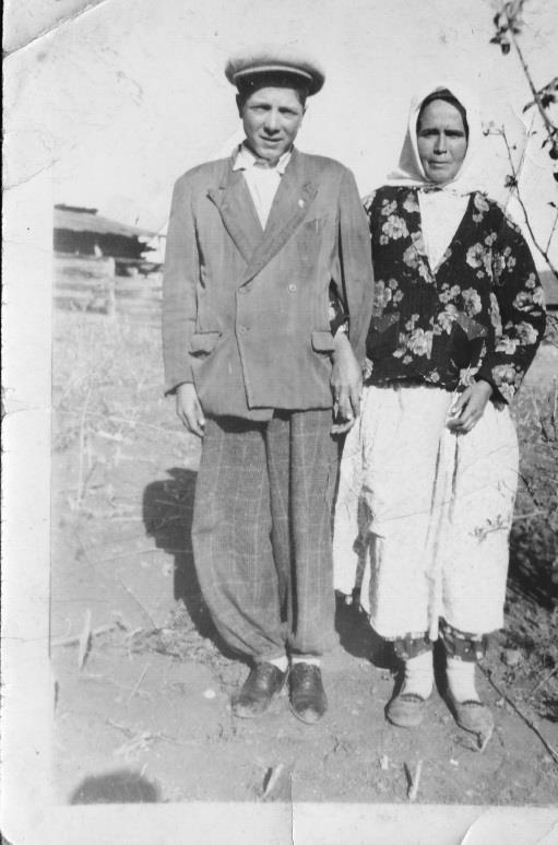 Mengen de geleneksel giyim kuşam 53 Bilindiği kadarıyla öncelikle erkek giyiminde gömlek, şalvar, uzun çorap ve yelek giyimi bir dizge halinde yaygın iken özellikle 1940 lardan itibaren hızlı bir