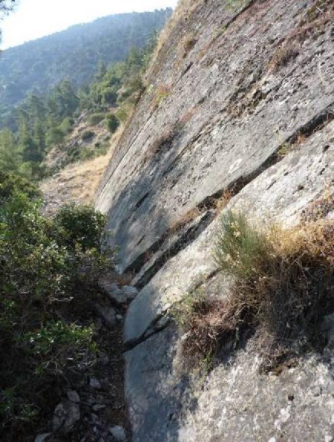 Menteşeden sonra KKD doğrultusunda devam eder. Karateke ve Honaz segmentleri jeomorfolojik açıdan çok farklılıklar gösterir.