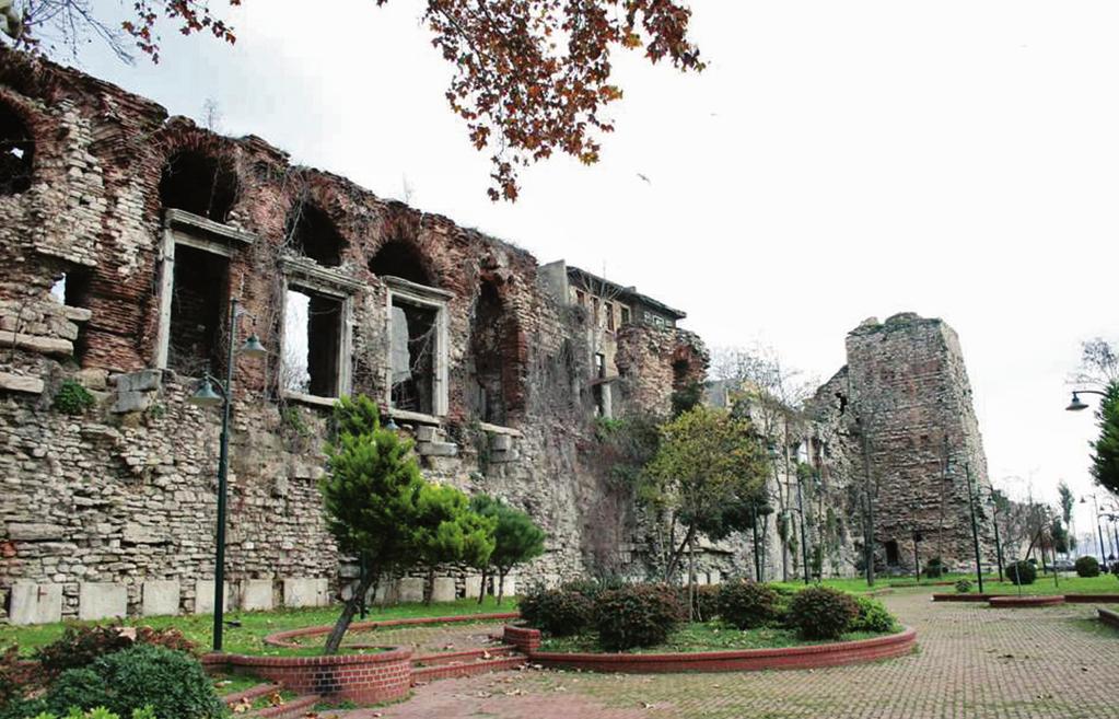 Doç. Dr. Ferudun Özgümüş Fotoğraf 1-Bukoleon sarayı genel Plan 1- Bukoleon Sarayı çalışma alanı lunun geçmesi ve 20.