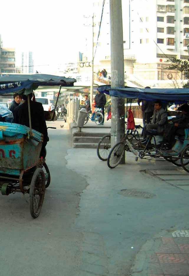 Çin'in yazılı dili gibi sözlü dili de çok zengindir.