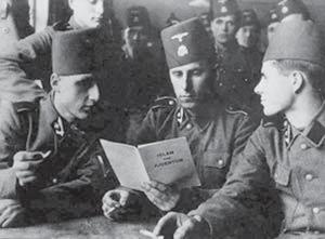 okutarak onlar Yahudi düflmanl yla dolduruyordu. Nazi ordusuna katılan Müslüman askerler, Almanya da Hüseyni nin verdiği İslam ve Yahudilik kitabını okuyor.