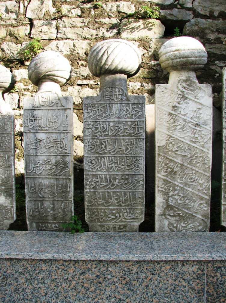 Bu çalışmamızda, Gemiciler Köyü (Evrenye) Merkez Camii Haziresi nde bulunan mezar taşları sanat tarihi yöntemlerine göre incelenecek; mezar sahiplerinin kimlik bilgileri, yazı ve süsleme özellikleri