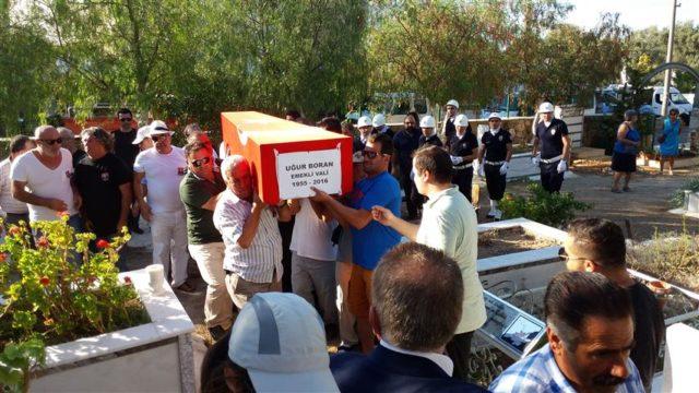 Ankara Atatürk Lisesi ve ardından 78 yılında Mülkiye mezunu