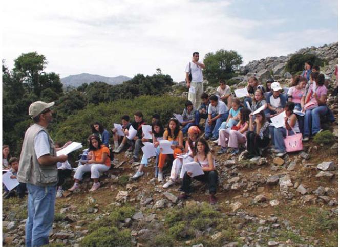 Rehber eşliğinde araziyi inceleyen öğrencilere jeopark alanında görecekleri bitki ve canlılarla ilgili soruların yer aldığı