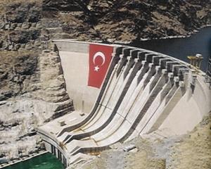 Kotunda Göl Hacmi 31000 hm3 Normal Su Kotunda Göl Alanı 675 km2 Sulama Alanı - Güç 1330 MW Yıllık Üretim 6000 GWh Kaynak: DSİ: Baraj arama, http://www.dsi.gov.tr/baraj/baraj_arama.