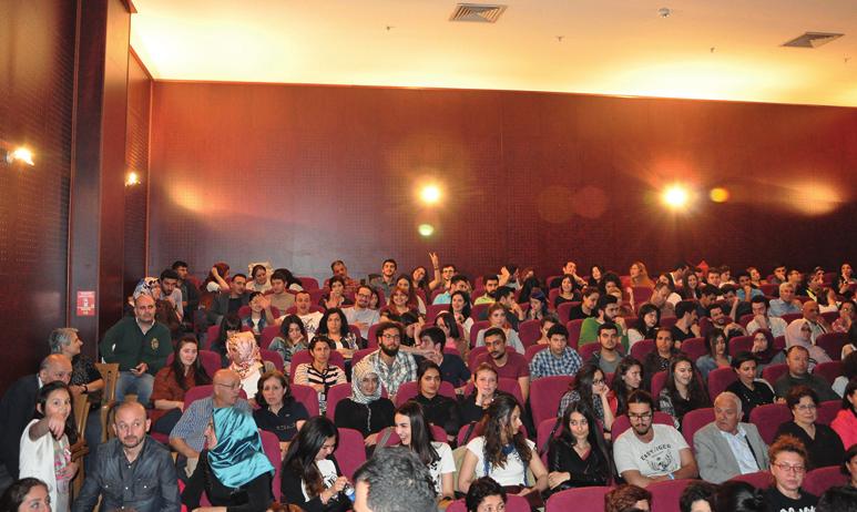 Piyano dinletisi ve dans gösterisi ile renkli dakikaların yaşandığı törende daha sonra, öğrenciler gruplar halinde sahneye çağrılarak protokolde yerlerini alan hocaları ve davetliler tarafından