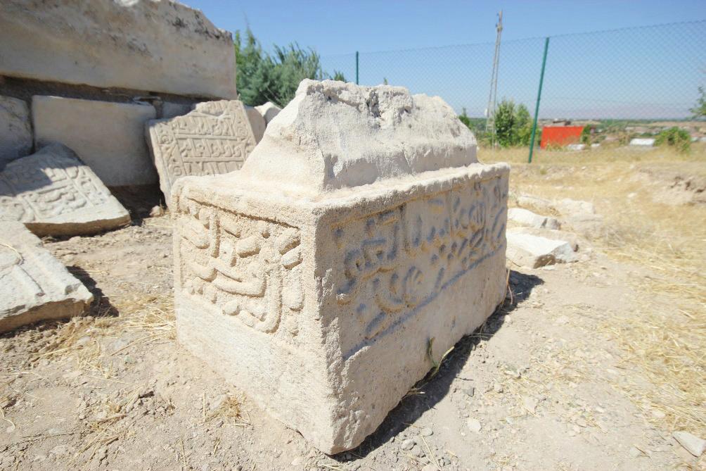 mezarların kısa kenarı gibi görünmekle birlikte bütün yan yüzlerde yazı olması bu düşünceyi geçersiz kılar. 21: s1-2c Sanduka Dış biçim olarak Ahlat 12.