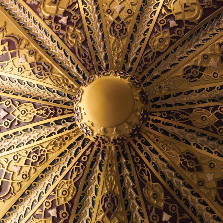 İnce ve zarif 4 minareye sahip büyük kubbesiyle bu görkemli Cami nin iç tasarımında kullanılan taş, mermer, ahşap, sedef ve özellikle çini motifleri ve ince işçilikleri döneminin en iyi