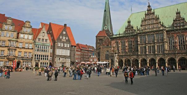 Ardından direkt otele geçiyor ve kısa süre dinleniyoruz. Akşamüzeri Bremen merkezinde kısa bir yürüyüş yapacağız. Ardından hoş geldiniz yemeğini konseptimize uygun yerel bir restoranda alacağız.