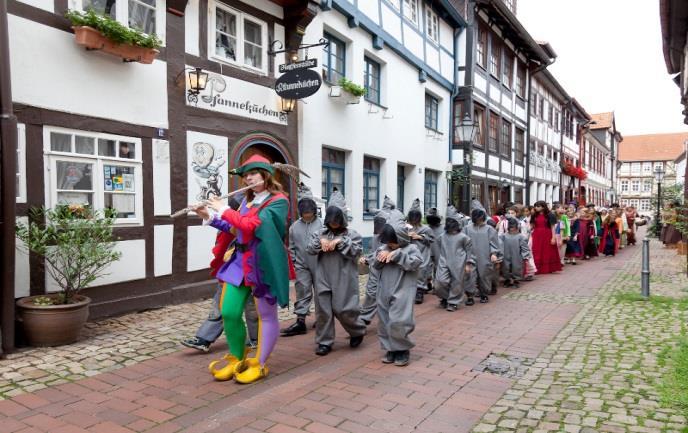 3.Gün 26 Haziran 2017 Pazartes : Trendelburg Hamelin Sababurg Kahvaltımızı muhteşem manzaralı Kale restoranında aldıktan sonra başka bir masalın içine girmek için Hamelin e gideceğiz.