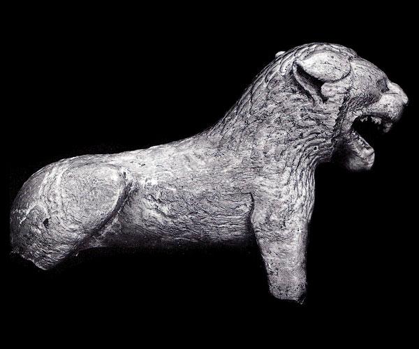 190 Arkaik döneme tarihlenen taş aslan heykelleri ile kısmen benzerlikler göstermektedir. Ephesos ta da fildişi aslan figürleri tespit edilmiştir. 1264 Fig. 52.
