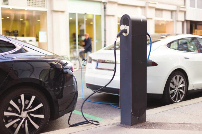 ENERJİ GÜNDEMİ 7 Dünyada Elektrikli Araç Sayısı 2 Milyona Ulaştı Gelişen ve küreselleşen dünyada hayatı büyük ölçüde kolaylaştıran motorlu taşıtların yerini elektrikli araçlar alıyor.