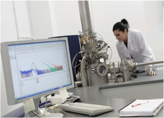 Uçuş Zamanlı İkincil İyon Kütle Spektroskopisi (ToF-SIMS): İkincil iyon kütle spectroskopisi (secondary ion mass spectroscopy, SIMS), numuneleri birkaç kev enerjili odaklanmış birincil iyon ışını ile